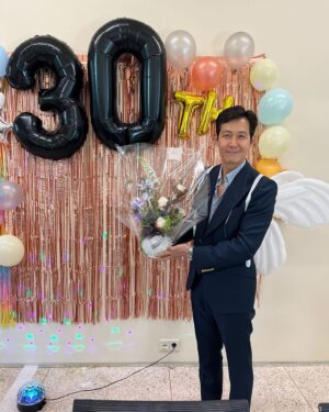 Lee Jung-jae Instagram - 부끄럽게도 데뷰 30주년이라고 회사 직원, 작가님들이 사무실에서 깜짝 파티를 열어 주셨습니다. 감사합이다. 그리고 응원해 주시는 팬 여러분께도 깊은 감사 드립니다.❤️❤️😄😄😄