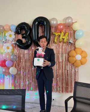 Lee Jung-jae Instagram - 부끄럽게도 데뷰 30주년이라고 회사 직원, 작가님들이 사무실에서 깜짝 파티를 열어 주셨습니다. 감사합이다. 그리고 응원해 주시는 팬 여러분께도 깊은 감사 드립니다.❤️❤️😄😄😄