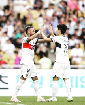 Lee Kang-in Instagram - 이렇게 더운 날씨 속에서도 저에게 큰 사랑과 응원을 보내주시는 팬 여러분이 있어서 이번 경기를 뛸수 있었다고 생각합니다. 공항에서, 호텔에서, 오픈 트레이닝 그리고 경기장에서 저희 팀 응원해주셔서 감사합니다. 저는 올 시즌 좋은 모습 보여드릴수 있도록 노력하겠습니다! 모두들 무더위에 건강 조심하세요!🇰🇷♥️💙⚽️