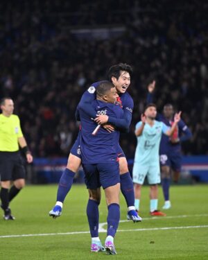 Lee Kang-in Instagram - J’espère que beaucoup d‘autres viendront! ⚽️ merci à mon équipe et à nos incroyables fans 🔴🔵