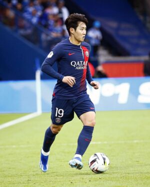Lee Kang-in Instagram - Heureux de la victoire et d’être de retour au Parc de Princes!🔴🔵⚽️