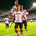 Lee Kang-in Instagram – En 2011 mi familia y yo decidimos abandonar nuestro país para que puidera cumplir mi sueño: convertirme en futbolista profesional. El Valencia CF fue el equipo que me abrió las puertas y apostó por mí. Eso es algo que jamás olvidaré y que hoy, el día que me despido de él, quiero poner en valor. En el Valencia CF me he formado como futbolista, pero sobre todo como persona. Los valores que he aprendido en su Academia espero sean el motor que guíe mi futuro. Agradezco eternamente a todos los compañeros, entrenadores y profesionales del club que he tenido tanto en la etapa de formación como en el primer equipo y, sobre todo, quiero agradecer profundamente el cariño que he recibido por parte de los valencianistas, de quienes he aprendido a vivir el fútbol con pasión. Hoy me despido del Valencia CF y de su afición y lo hago con el respeto que merecen. Ahora he de afrontar el futuro y lo hago con ilusión y gritando AMUNT!🦇
2011년 저와 저희 가족들은 저의 프로축구 선수라는 꿈을 이루기 위해 우리 나라를 떠나 스페인에 왔습니다. 발렌시아cf는 저에게 그 꿈의 문을 열어주고 지지해준 팀입니다. 그것은 오늘 제가 이 구단을 떠나는 이 순간까지도 절대 잊을 수 없는 소중한 가치입니다. 이 구단에서 저는 선수뿐만이 아니라 인간으로서 성장했습니다. 제가 발렌시아 cf 아카데미에서 배워온 것들은 저의 미래를 바른 길로 인도해줄 모터가 될 것입니다. 유소년 시절부터 1군팀에 이르기까지 함께한 모든 동료들, 코치진들, 스텝분들께 항상 감사드립니다. 특히 저에게 진정한 축구인의 열정을 알려주신 모든 발렌시아의 팬 여러분들의 애정에 무한한 감사 인사를 드립니다. 오늘 발렌시아cf와 그 팬분들께 존중의 의미를 담아 작별을 고합니다. 이제는 제가 큰 희망을 품고 아문트를 외치며 제 앞에 있을 미래에 맞서겠습니다.