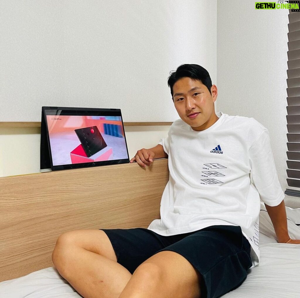 Lee Kang-in Instagram - #광고 #LG전자 #LG그램360 #그램360 #gram360 #LG그램 #LGgram 텐트 모드로 세워서 경기도 보고 쉴때 누워서 사용하기 좋은 LG그램 360