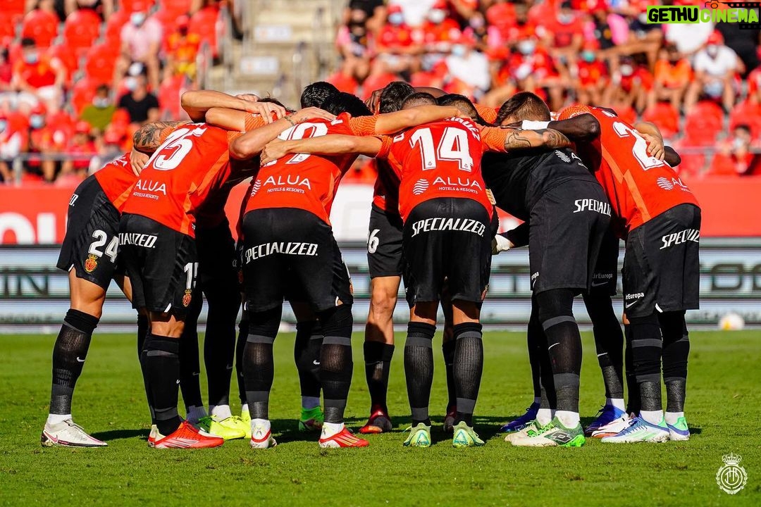 Lee Kang-in Instagram - Muy contento por la victoria de ayer! Gracias afición por haberme recibido con tanto cariño! Vamos juntos a por más!! 👹❤️🖤