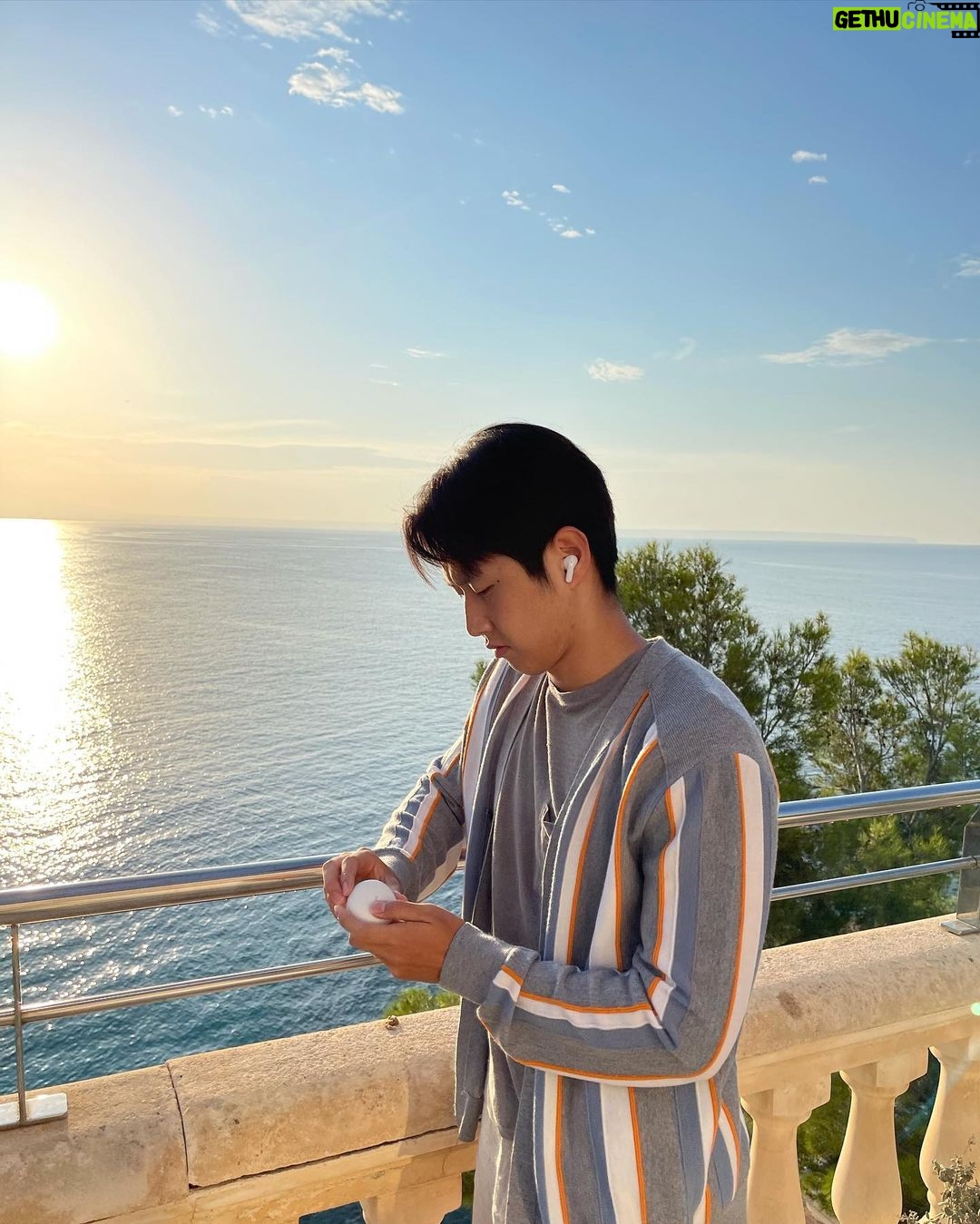 Lee Kang-in Instagram - 🌅🎶 #제품무상제공_by #LG전자 #LG톤프리 #LGTONEFree #블루투스이어폰