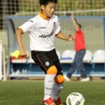 Lee Kang-in Instagram – En 2011 mi familia y yo decidimos abandonar nuestro país para que puidera cumplir mi sueño: convertirme en futbolista profesional. El Valencia CF fue el equipo que me abrió las puertas y apostó por mí. Eso es algo que jamás olvidaré y que hoy, el día que me despido de él, quiero poner en valor. En el Valencia CF me he formado como futbolista, pero sobre todo como persona. Los valores que he aprendido en su Academia espero sean el motor que guíe mi futuro. Agradezco eternamente a todos los compañeros, entrenadores y profesionales del club que he tenido tanto en la etapa de formación como en el primer equipo y, sobre todo, quiero agradecer profundamente el cariño que he recibido por parte de los valencianistas, de quienes he aprendido a vivir el fútbol con pasión. Hoy me despido del Valencia CF y de su afición y lo hago con el respeto que merecen. Ahora he de afrontar el futuro y lo hago con ilusión y gritando AMUNT!🦇

2011년 저와 저희 가족들은 저의 프로축구 선수라는 꿈을 이루기 위해 우리 나라를 떠나 스페인에 왔습니다. 발렌시아cf는 저에게 그 꿈의 문을 열어주고 지지해준 팀입니다. 그것은 오늘 제가 이 구단을 떠나는 이 순간까지도 절대 잊을 수 없는 소중한 가치입니다. 이 구단에서 저는 선수뿐만이 아니라 인간으로서 성장했습니다. 제가 발렌시아 cf 아카데미에서 배워온 것들은 저의 미래를 바른 길로 인도해줄 모터가 될 것입니다. 유소년 시절부터 1군팀에 이르기까지 함께한 모든 동료들, 코치진들, 스텝분들께 항상 감사드립니다. 특히 저에게 진정한 축구인의 열정을 알려주신 모든 발렌시아의 팬 여러분들의 애정에 무한한 감사 인사를 드립니다. 오늘 발렌시아cf와 그 팬분들께 존중의 의미를 담아 작별을 고합니다. 이제는 제가 큰 희망을 품고 아문트를 외치며 제 앞에 있을 미래에 맞서겠습니다.