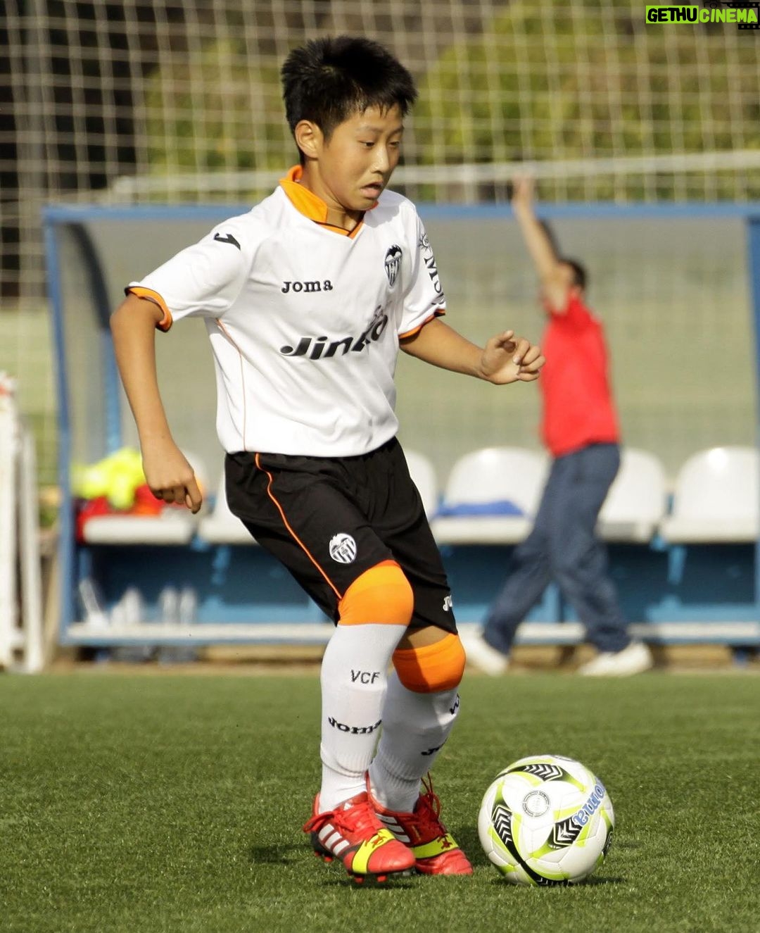 Lee Kang-in Instagram - En 2011 mi familia y yo decidimos abandonar nuestro país para que puidera cumplir mi sueño: convertirme en futbolista profesional. El Valencia CF fue el equipo que me abrió las puertas y apostó por mí. Eso es algo que jamás olvidaré y que hoy, el día que me despido de él, quiero poner en valor. En el Valencia CF me he formado como futbolista, pero sobre todo como persona. Los valores que he aprendido en su Academia espero sean el motor que guíe mi futuro. Agradezco eternamente a todos los compañeros, entrenadores y profesionales del club que he tenido tanto en la etapa de formación como en el primer equipo y, sobre todo, quiero agradecer profundamente el cariño que he recibido por parte de los valencianistas, de quienes he aprendido a vivir el fútbol con pasión. Hoy me despido del Valencia CF y de su afición y lo hago con el respeto que merecen. Ahora he de afrontar el futuro y lo hago con ilusión y gritando AMUNT!🦇 2011년 저와 저희 가족들은 저의 프로축구 선수라는 꿈을 이루기 위해 우리 나라를 떠나 스페인에 왔습니다. 발렌시아cf는 저에게 그 꿈의 문을 열어주고 지지해준 팀입니다. 그것은 오늘 제가 이 구단을 떠나는 이 순간까지도 절대 잊을 수 없는 소중한 가치입니다. 이 구단에서 저는 선수뿐만이 아니라 인간으로서 성장했습니다. 제가 발렌시아 cf 아카데미에서 배워온 것들은 저의 미래를 바른 길로 인도해줄 모터가 될 것입니다. 유소년 시절부터 1군팀에 이르기까지 함께한 모든 동료들, 코치진들, 스텝분들께 항상 감사드립니다. 특히 저에게 진정한 축구인의 열정을 알려주신 모든 발렌시아의 팬 여러분들의 애정에 무한한 감사 인사를 드립니다. 오늘 발렌시아cf와 그 팬분들께 존중의 의미를 담아 작별을 고합니다. 이제는 제가 큰 희망을 품고 아문트를 외치며 제 앞에 있을 미래에 맞서겠습니다.