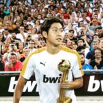 Lee Kang-in Instagram – En 2011 mi familia y yo decidimos abandonar nuestro país para que puidera cumplir mi sueño: convertirme en futbolista profesional. El Valencia CF fue el equipo que me abrió las puertas y apostó por mí. Eso es algo que jamás olvidaré y que hoy, el día que me despido de él, quiero poner en valor. En el Valencia CF me he formado como futbolista, pero sobre todo como persona. Los valores que he aprendido en su Academia espero sean el motor que guíe mi futuro. Agradezco eternamente a todos los compañeros, entrenadores y profesionales del club que he tenido tanto en la etapa de formación como en el primer equipo y, sobre todo, quiero agradecer profundamente el cariño que he recibido por parte de los valencianistas, de quienes he aprendido a vivir el fútbol con pasión. Hoy me despido del Valencia CF y de su afición y lo hago con el respeto que merecen. Ahora he de afrontar el futuro y lo hago con ilusión y gritando AMUNT!🦇
2011년 저와 저희 가족들은 저의 프로축구 선수라는 꿈을 이루기 위해 우리 나라를 떠나 스페인에 왔습니다. 발렌시아cf는 저에게 그 꿈의 문을 열어주고 지지해준 팀입니다. 그것은 오늘 제가 이 구단을 떠나는 이 순간까지도 절대 잊을 수 없는 소중한 가치입니다. 이 구단에서 저는 선수뿐만이 아니라 인간으로서 성장했습니다. 제가 발렌시아 cf 아카데미에서 배워온 것들은 저의 미래를 바른 길로 인도해줄 모터가 될 것입니다. 유소년 시절부터 1군팀에 이르기까지 함께한 모든 동료들, 코치진들, 스텝분들께 항상 감사드립니다. 특히 저에게 진정한 축구인의 열정을 알려주신 모든 발렌시아의 팬 여러분들의 애정에 무한한 감사 인사를 드립니다. 오늘 발렌시아cf와 그 팬분들께 존중의 의미를 담아 작별을 고합니다. 이제는 제가 큰 희망을 품고 아문트를 외치며 제 앞에 있을 미래에 맞서겠습니다.