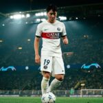 Lee Kang-in Instagram - Cela ne s’arrête pas, nous continuons d‘avancer. Allez Paris 🔴🔵✨