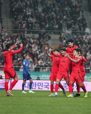 Lee Kang-in Instagram - 2023년 축구대표팀 경기들이 모두 끝났네요. 팬분들의 응원덕분에 서울에서 그리고 멀리 중국에서도 저희가 좋은 성적을 낼수 있었어요 🙌 

특히 큰 시험을 치르고 경기장에 저희를 보러 찾아와주신 수험생 분들 모두 저희를 보고 조금이라도 힘을 받으셨다면 좋겠습니다! 

2024년에도 여러분에게 큰힘이 되어드릴수 있는 모습으로 돌아올수 있도록 노력할게요! 여러분들도 올 한해 끝까지 화이팅!♥️👍