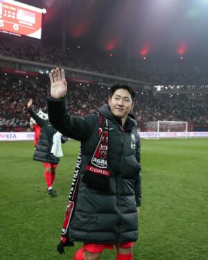 Lee Kang-in Instagram - 2023년 축구대표팀 경기들이 모두 끝났네요. 팬분들의 응원덕분에 서울에서 그리고 멀리 중국에서도 저희가 좋은 성적을 낼수 있었어요 🙌 

특히 큰 시험을 치르고 경기장에 저희를 보러 찾아와주신 수험생 분들 모두 저희를 보고 조금이라도 힘을 받으셨다면 좋겠습니다! 

2024년에도 여러분에게 큰힘이 되어드릴수 있는 모습으로 돌아올수 있도록 노력할게요! 여러분들도 올 한해 끝까지 화이팅!♥️👍