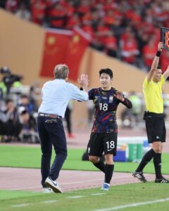 Lee Kang-in Instagram - 2023년 축구대표팀 경기들이 모두 끝났네요. 팬분들의 응원덕분에 서울에서 그리고 멀리 중국에서도 저희가 좋은 성적을 낼수 있었어요 🙌 특히 큰 시험을 치르고 경기장에 저희를 보러 찾아와주신 수험생 분들 모두 저희를 보고 조금이라도 힘을 받으셨다면 좋겠습니다! 2024년에도 여러분에게 큰힘이 되어드릴수 있는 모습으로 돌아올수 있도록 노력할게요! 여러분들도 올 한해 끝까지 화이팅!♥️👍