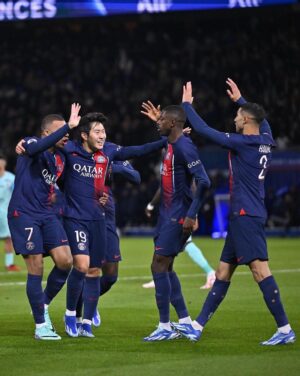 Lee Kang-in Instagram - J’espère que beaucoup d‘autres viendront! ⚽️ merci à mon équipe et à nos incroyables fans 🔴🔵