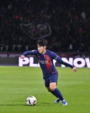 Lee Kang-in Instagram - J’espère que beaucoup d‘autres viendront! ⚽️ merci à mon équipe et à nos incroyables fans 🔴🔵