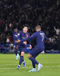 Lee Kang-in Instagram - J’espère que beaucoup d‘autres viendront! ⚽️ merci à mon équipe et à nos incroyables fans 🔴🔵