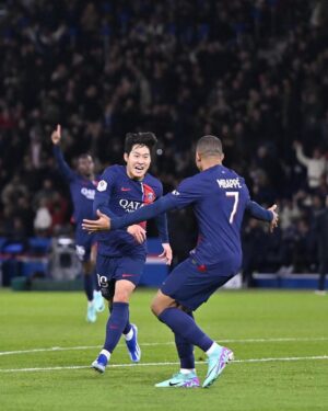 Lee Kang-in Instagram - J’espère que beaucoup d‘autres viendront! ⚽️ merci à mon équipe et à nos incroyables fans 🔴🔵