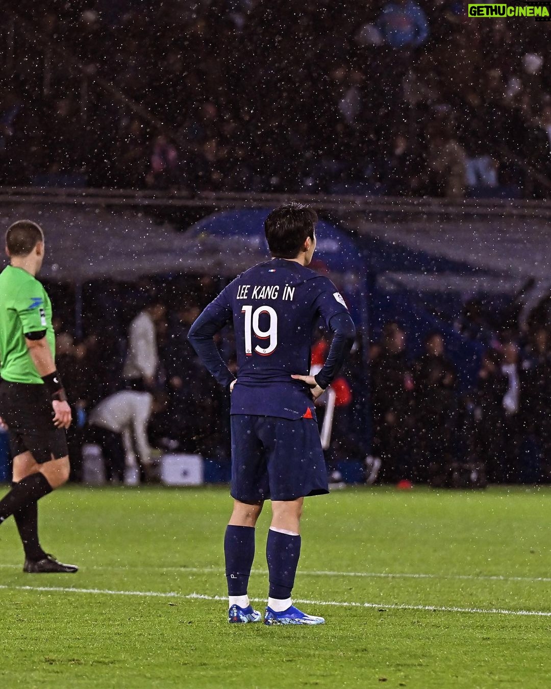 Lee Kang-in Instagram - Heureux de la victoire et d’être de retour au Parc de Princes!🔴🔵⚽️