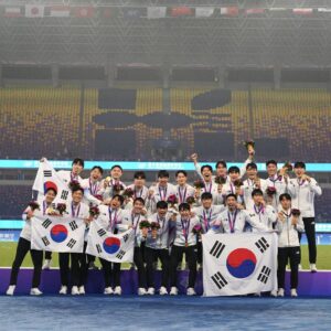 Lee Kang-in Instagram - 한달전 파리를 떠나 항저우에 도착해 U23팀과 잊지 못할 추억도 만들고 서울 그리고 수원에서 팀원들이랑 함께 또 최고의 시간을 보내고 파리로 왔네요. 한달 동안 저와 함께한 친구들, 형들, 스태프들 그리고 쌤들 모두에게 감사합니다.🙌 그리고 저에게 아낌없는 응원과 기운을 주시는 팬들 모두에게 감사합니다!♥️