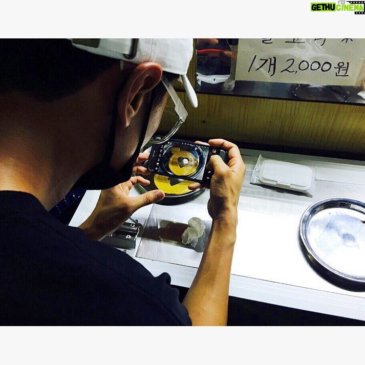 Lee Kwang-soo Instagram - #부산 #달고나 #갤럭시S7