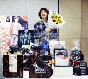 Lee Kwang-soo Instagram - 저의33번째생일을
축하해주신모든분들.
진심으로감사드립니다.

제가다받아도되는지모를만큼의
큰사랑과정성들.

잊지않고기억해서
좋은모습만으로
꼭보답하겠습니다.

다시한번진심으로감사드려요오오오❤