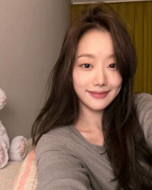 Lee Na-eun Instagram - 🩶🥨🪽