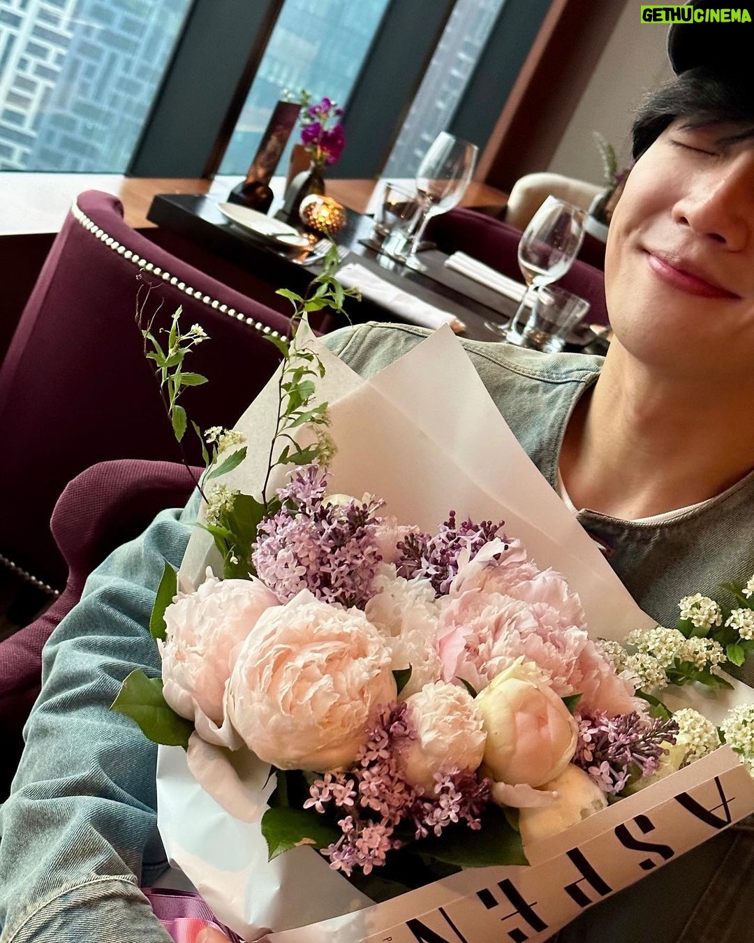 Lee Sang-yeob Instagram - 마지막 촬영을 마치고 받은 꽃을 들고 찍었던 사진이에요. 참.. 시간이 어찌나 안가던지요. 오매불망 방송날만 기다리며 지냈는데.. 이제 내일 이 시간에 방송을 시작하겠지요. 어떻게 봐주실지 기대반 걱정반이라 오늘 잠을 잘 이룰지 모르겠습니다. 다들 너무 고생하셨습니다. 팀순복이 모든 배우들, 제작진 여러분들, 모든 스텝분들, 사랑하는 가족들.. 쭈니, 우리 헤어메이크업팀, 스탈리스트팀, 응원해주신 팬분들 모두 고생 많으셨고 고맙습니다. 어리숙했고 때론 예민했던 저를 견뎌주시고 이해해주셔서 고마웠습니다. 이렇게나마 인사 전하고 싶었습니다. 이제 내일 진짜 시작합니다. #순정복서 즐거운 시간이 되기를 기도합니다.