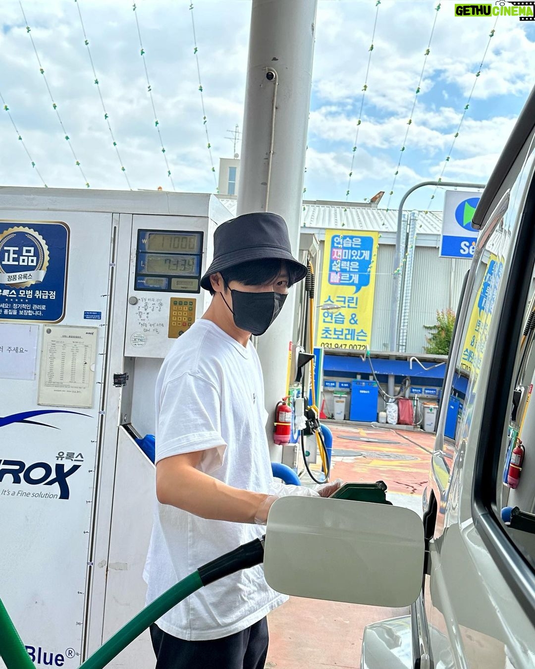 Lee Sang-yeob Instagram - #주유하는나 #더워죽겠는나 #째려보는나