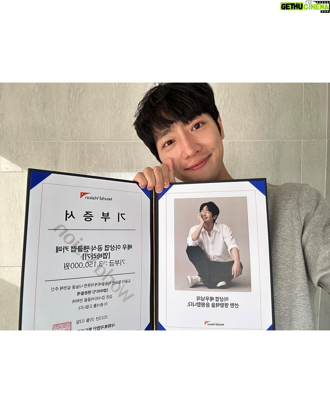 Lee Sang-yeob - 184.8K Likes - 고맙습니다. 진심으로.
여러분들이 나를 아껴주고, 나에게 힘이 되어주듯이
나 또한 여러분들에게 힘이 될 수 있도록 열심히 연기할게요.
더 건강하시고 더 행복한 여러분 되시길 기도합니다.
고맙습니다..!! 고맙습니다.