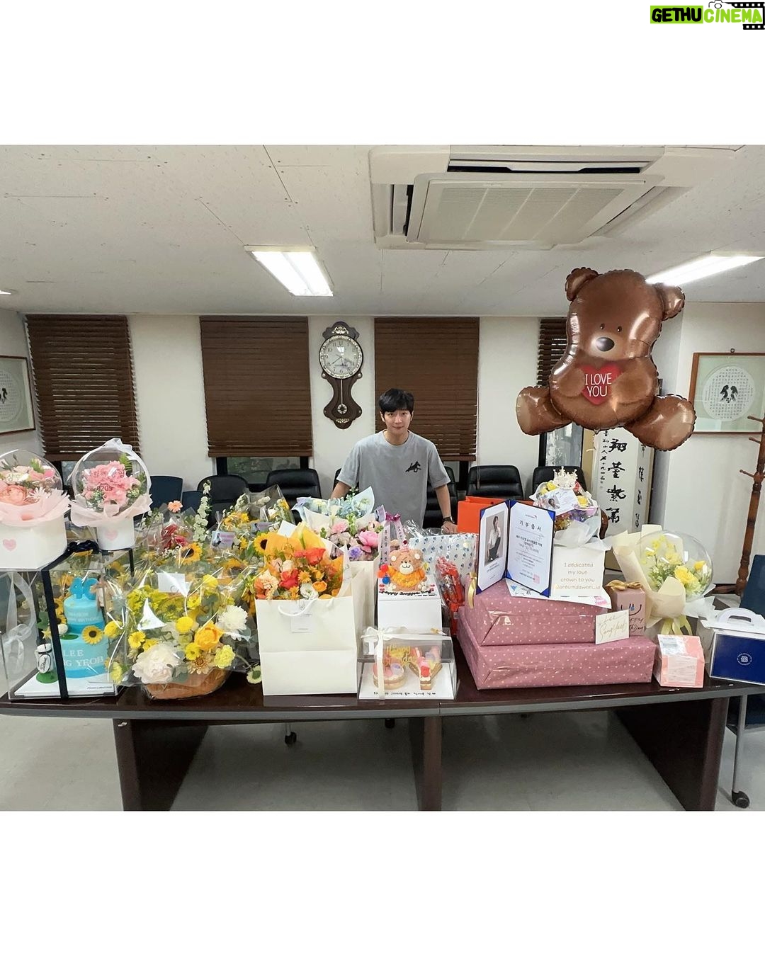Lee Sang-yeob - 184.8K Likes - 고맙습니다. 진심으로.
여러분들이 나를 아껴주고, 나에게 힘이 되어주듯이
나 또한 여러분들에게 힘이 될 수 있도록 열심히 연기할게요.
더 건강하시고 더 행복한 여러분 되시길 기도합니다.
고맙습니다..!! 고맙습니다.