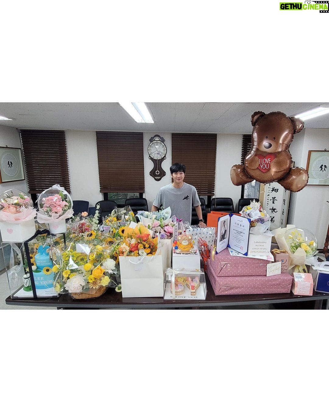 Lee Sang-yeob - 184.8K Likes - 고맙습니다. 진심으로.
여러분들이 나를 아껴주고, 나에게 힘이 되어주듯이
나 또한 여러분들에게 힘이 될 수 있도록 열심히 연기할게요.
더 건강하시고 더 행복한 여러분 되시길 기도합니다.
고맙습니다..!! 고맙습니다.