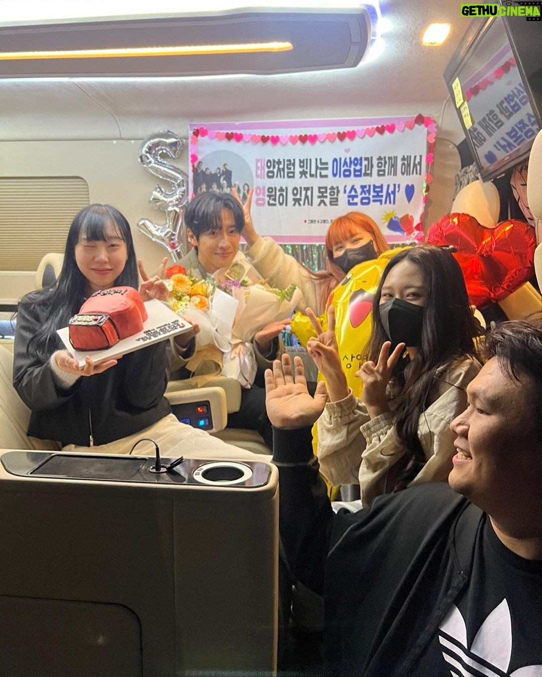 Lee Sang-yeob Instagram - 6개월간의 #순정복서 촬영 끝... 나와 한 팀이 되어 챙겨주고 늘 배려해주었던 태영팀 리더 울 승준실장님, eyou수철원장님 주솔이, 스타일랩 최진영 실장님 최서희 실장님 정예송, eyou현경쌤 김지아.. 늘 아침 첫씬부터 마지막씬까지.. 쉬는 날 없이 촬영 진행할때도 지친 기색없이 오히려 날 더 다독여준 가족같은 팀이었어요. 덕분에 잘 마친거 같아요..고맙습니다 다들 정말 너무 고마웠습니다💕