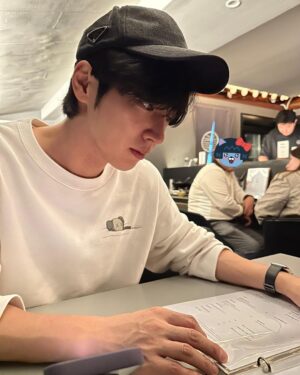 Lee Sang-yeob Instagram - 헤헤