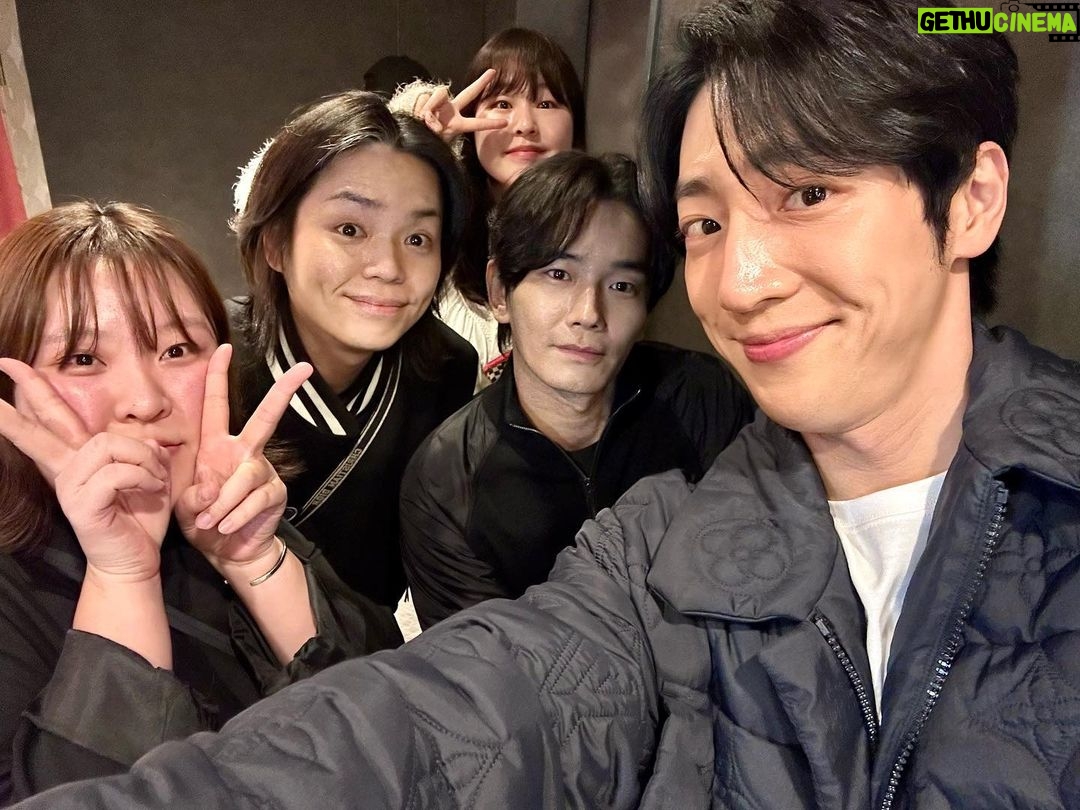 Lee Sang-yeob Instagram - 고맙습니다 내 인생에서 없어선 안될 소중한, 너무너무 고생 많았던 울 승준 실장님(쭈니) 오랜 나의 친구 늘 고마운 울 수철쌤 이쁘게 메이크업 해준 열정적인 울 현경쌤 10벌이 넘는 의상 챙겨오느라 고생 많았던, 씩씩한 울 서희실장님 일본 팬미팅을 할 수 있게 처음부터 마지막까지 완벽하게 세팅해준 울 성준이 울 강남이 고마워 우리 얼른 또 프로젝트 함께 하자 서프라이즈로 일본까지 와준 울 나라누나 울 주완이 내가 평생 잘 할게요 너무 감동했어 나ㅠㅠ 일본에서 만나 더 반가웠던 유쾌한 울 희관이 축하 영상 보내주신 우리 재석이형 우리 혁이형 우리 남길이형 우리 준영이 우리 진우 고마워요 정말 사랑합니다 내사람들 그리고 친절하고 세심하게 챙겨주셨던 피아, 스파카 스텝분들 인터뷰해주셨던 분들 멋진 화보 찍어주신 작가님들 통역해주셨던 분들 편하게 이동할 수 있게 해주셨던 현지 코디님들 최고의 맛집 알려준 아연누나 그리고 시간 내어 저를 보러 와주신 많은 팬분들 덕분에 저는 너무 행복했습니다!!고맙습니다 우리 또 만나요❤️💜 모두모두 너무 감사했습니다.. 잊지 않고 늘 감사한 마음으로 보답하며 살게요 사랑합니다!!