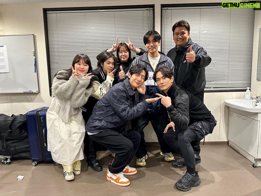 Lee Sang-yeob Instagram - 고맙습니다 내 인생에서 없어선 안될 소중한, 너무너무 고생 많았던 울 승준 실장님(쭈니) 오랜 나의 친구 늘 고마운 울 수철쌤 이쁘게 메이크업 해준 열정적인 울 현경쌤 10벌이 넘는 의상 챙겨오느라 고생 많았던, 씩씩한 울 서희실장님 일본 팬미팅을 할 수 있게 처음부터 마지막까지 완벽하게 세팅해준 울 성준이 울 강남이 고마워 우리 얼른 또 프로젝트 함께 하자 서프라이즈로 일본까지 와준 울 나라누나 울 주완이 내가 평생 잘 할게요 너무 감동했어 나ㅠㅠ 일본에서 만나 더 반가웠던 유쾌한 울 희관이 축하 영상 보내주신 우리 재석이형 우리 혁이형 우리 남길이형 우리 준영이 우리 진우 고마워요 정말 사랑합니다 내사람들 그리고 친절하고 세심하게 챙겨주셨던 피아, 스파카 스텝분들 인터뷰해주셨던 분들 멋진 화보 찍어주신 작가님들 통역해주셨던 분들 편하게 이동할 수 있게 해주셨던 현지 코디님들 최고의 맛집 알려준 아연누나 그리고 시간 내어 저를 보러 와주신 많은 팬분들 덕분에 저는 너무 행복했습니다!!고맙습니다 우리 또 만나요❤️💜 모두모두 너무 감사했습니다.. 잊지 않고 늘 감사한 마음으로 보답하며 살게요 사랑합니다!!