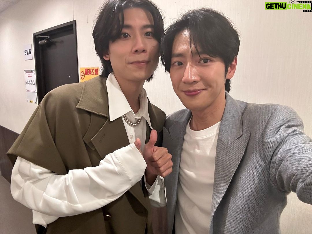 Lee Sang-yeob Instagram - 고맙습니다 내 인생에서 없어선 안될 소중한, 너무너무 고생 많았던 울 승준 실장님(쭈니) 오랜 나의 친구 늘 고마운 울 수철쌤 이쁘게 메이크업 해준 열정적인 울 현경쌤 10벌이 넘는 의상 챙겨오느라 고생 많았던, 씩씩한 울 서희실장님 일본 팬미팅을 할 수 있게 처음부터 마지막까지 완벽하게 세팅해준 울 성준이 울 강남이 고마워 우리 얼른 또 프로젝트 함께 하자 서프라이즈로 일본까지 와준 울 나라누나 울 주완이 내가 평생 잘 할게요 너무 감동했어 나ㅠㅠ 일본에서 만나 더 반가웠던 유쾌한 울 희관이 축하 영상 보내주신 우리 재석이형 우리 혁이형 우리 남길이형 우리 준영이 우리 진우 고마워요 정말 사랑합니다 내사람들 그리고 친절하고 세심하게 챙겨주셨던 피아, 스파카 스텝분들 인터뷰해주셨던 분들 멋진 화보 찍어주신 작가님들 통역해주셨던 분들 편하게 이동할 수 있게 해주셨던 현지 코디님들 최고의 맛집 알려준 아연누나 그리고 시간 내어 저를 보러 와주신 많은 팬분들 덕분에 저는 너무 행복했습니다!!고맙습니다 우리 또 만나요❤️💜 모두모두 너무 감사했습니다.. 잊지 않고 늘 감사한 마음으로 보답하며 살게요 사랑합니다!!