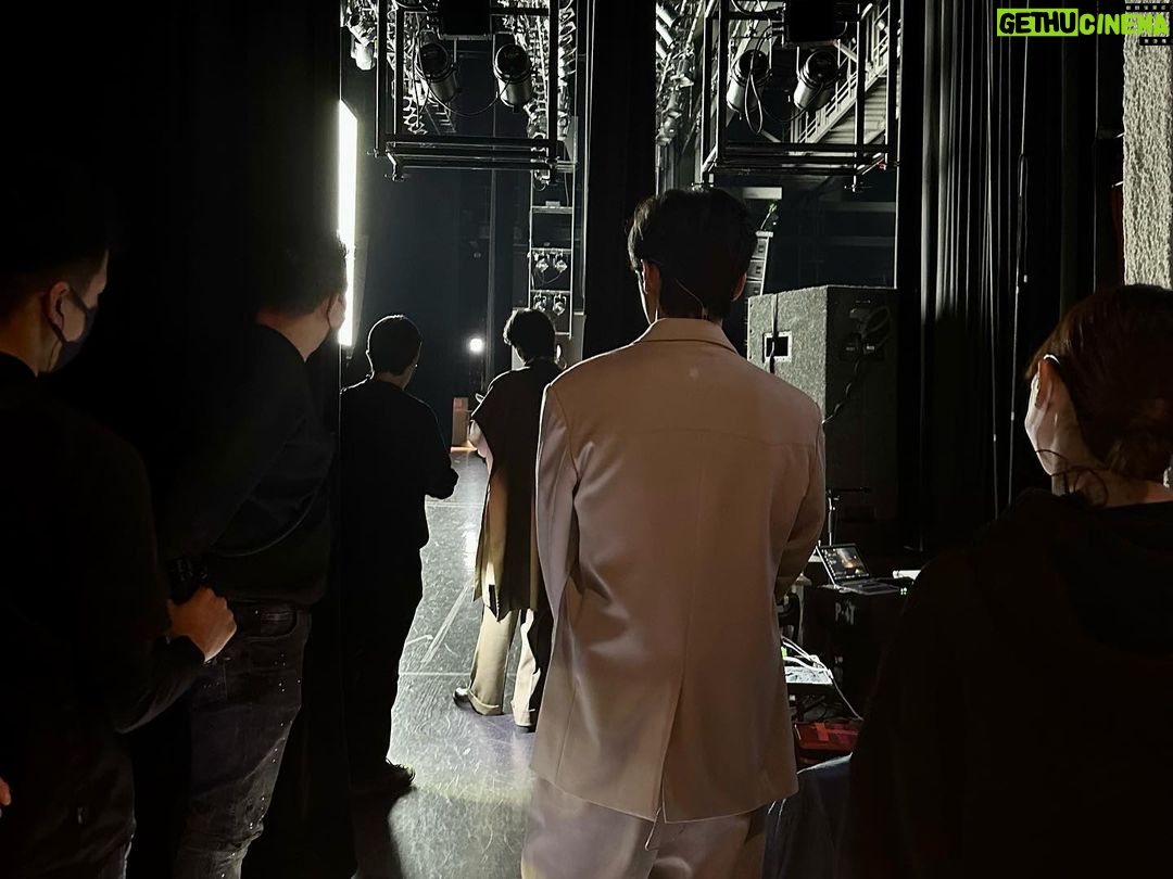 Lee Sang-yeob Instagram - 고맙습니다 내 인생에서 없어선 안될 소중한, 너무너무 고생 많았던 울 승준 실장님(쭈니) 오랜 나의 친구 늘 고마운 울 수철쌤 이쁘게 메이크업 해준 열정적인 울 현경쌤 10벌이 넘는 의상 챙겨오느라 고생 많았던, 씩씩한 울 서희실장님 일본 팬미팅을 할 수 있게 처음부터 마지막까지 완벽하게 세팅해준 울 성준이 울 강남이 고마워 우리 얼른 또 프로젝트 함께 하자 서프라이즈로 일본까지 와준 울 나라누나 울 주완이 내가 평생 잘 할게요 너무 감동했어 나ㅠㅠ 일본에서 만나 더 반가웠던 유쾌한 울 희관이 축하 영상 보내주신 우리 재석이형 우리 혁이형 우리 남길이형 우리 준영이 우리 진우 고마워요 정말 사랑합니다 내사람들 그리고 친절하고 세심하게 챙겨주셨던 피아, 스파카 스텝분들 인터뷰해주셨던 분들 멋진 화보 찍어주신 작가님들 통역해주셨던 분들 편하게 이동할 수 있게 해주셨던 현지 코디님들 최고의 맛집 알려준 아연누나 그리고 시간 내어 저를 보러 와주신 많은 팬분들 덕분에 저는 너무 행복했습니다!!고맙습니다 우리 또 만나요❤️💜 모두모두 너무 감사했습니다.. 잊지 않고 늘 감사한 마음으로 보답하며 살게요 사랑합니다!!