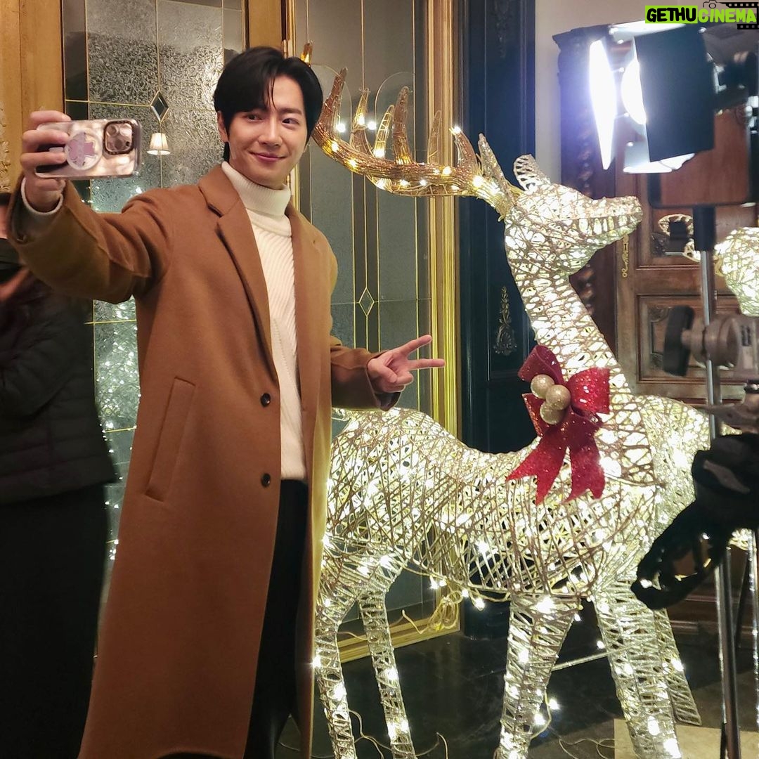 Lee Sang-yeob Instagram - @worldvisionkorea 김혜자 선배님을 비롯한 월드비전의 친선대사, 홍보대사분들과 재즈 보컬리스트 말로(malo)님과 함께한 따뜻한 크리스마스 캐럴 뮤직비디오가 오픈되었답니다!! ⠀ 는 주요 음원 사이트인 멜론, 지니, 벅스, 플로, 바이브 등에서 감상할 수 있습니다 🎧 모든 음원 수익금은 전세계 도움이 필요한 아이들을 위해 기부된다고 합니다! 올 겨울 월드비전 캐럴과 함께해요❤️