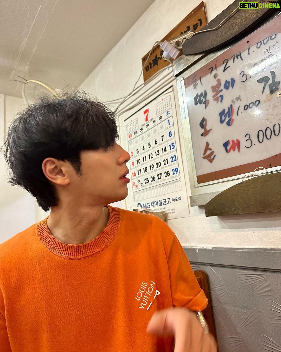 Lee Sang-yeob Instagram - 떡볶이엔 매우 진심인 편입니다만 더위에 매우 취약한 편이며 머리는 대개 산발인 편입니다🫠