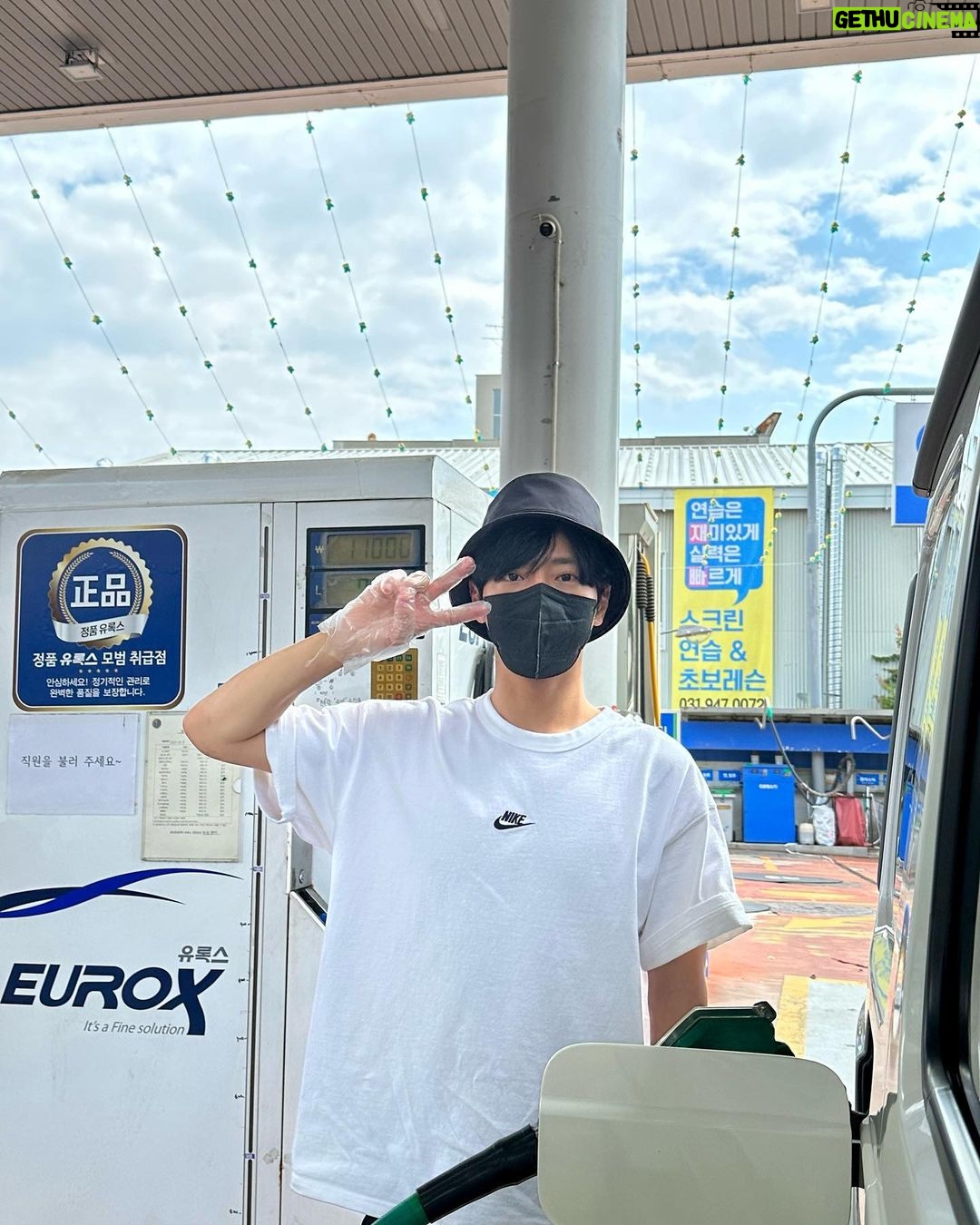 Lee Sang-yeob Instagram - #주유하는나 #더워죽겠는나 #째려보는나
