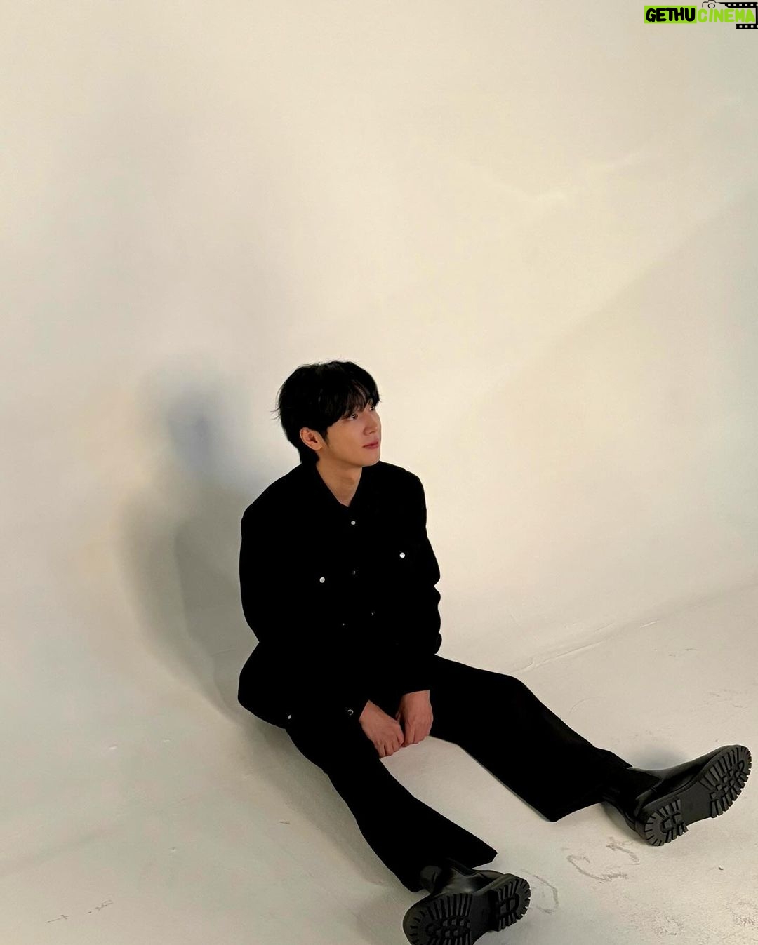 Lee Sang-yeob Instagram - 저 잘 있어요😊 잘 지내시나요?