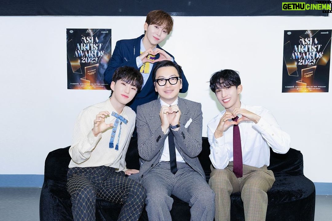 Lee Seok-min Instagram - 행복은 성적순이 아니라 부석순!!! 부석순 이라는 이름으로 대상을 받는다는건 상상도 못했습니다. 세븐틴으로도 값진 대상을 받을 수 있어서 진심으로 감사드립니다◡̈ 이렇게 값진 모든 순간들은 우리 캐럿분들의 많은 사랑과 응원 덕분이라고 생각합니다.오늘 하루도 정말 감사한 하루네요ෆ⸒⸒.캐럿분들 정말 많이 사랑하고다시한번 감사드립니다! 내년 부석순의 컴백 많은 기대 부탁드립니다.여러분들에게 앞으로도 좋은 기운 나눠드리는 그룹 세븐틴,부석순이 되겠습니다! 감사합니다🩵🩷