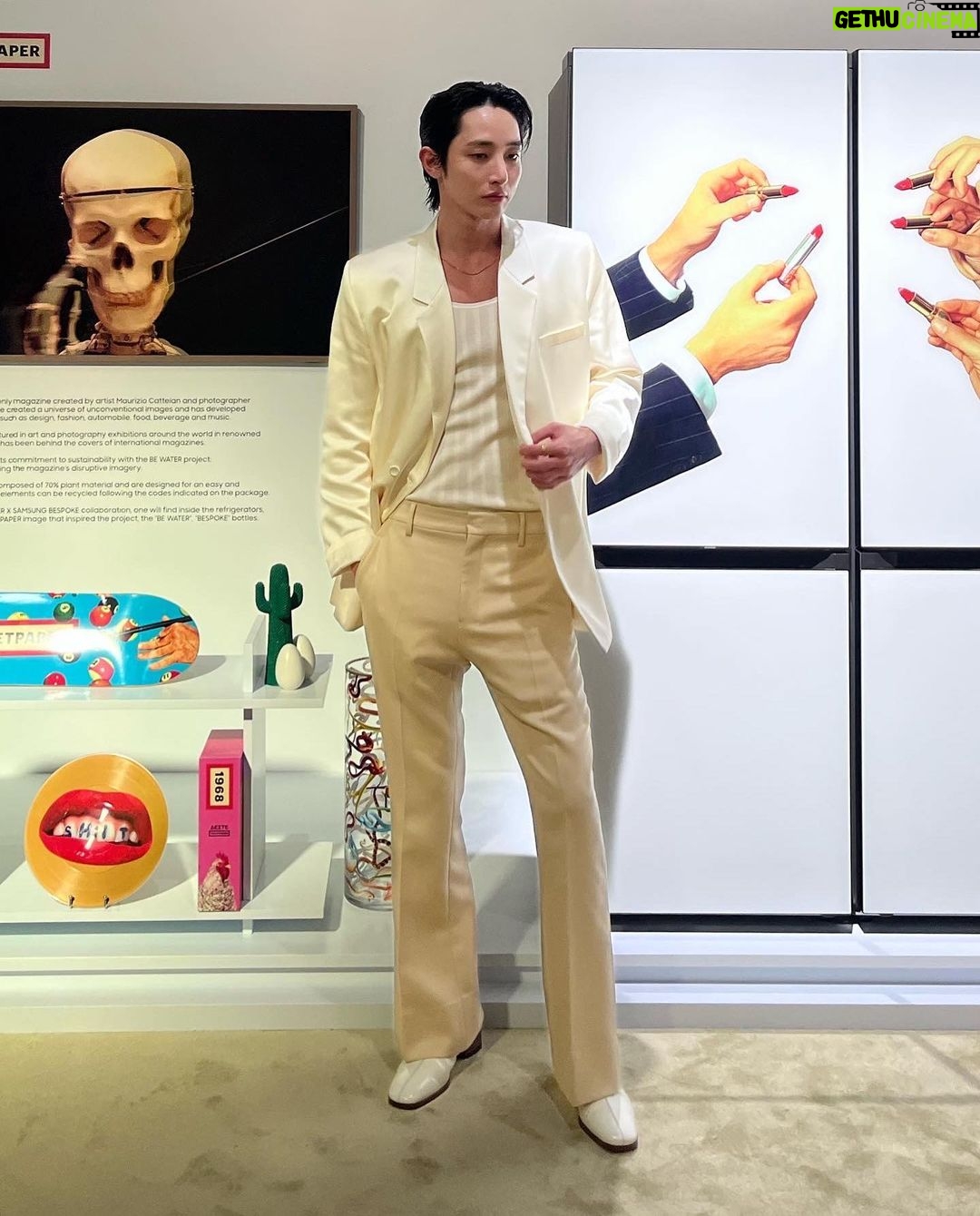 Lee Soo-hyuk Instagram - @samsung_bespoke #ad 여기는 밀라노 fuorisalone2023 삼성 비스포크와 함께 하고 있습니다. 기술이 디자인과 환경을 생각할 때에 달라지는 우리의 일상⚡️ @toiletpapermagazineofficial @nycjang @mun_seungji #삼성비스포크 #SamsungBespoke #Fuorisalone #SamsungxToiletpaper #Toiletpaper #비스포크라이프 #Bespokelife #Bespokehome