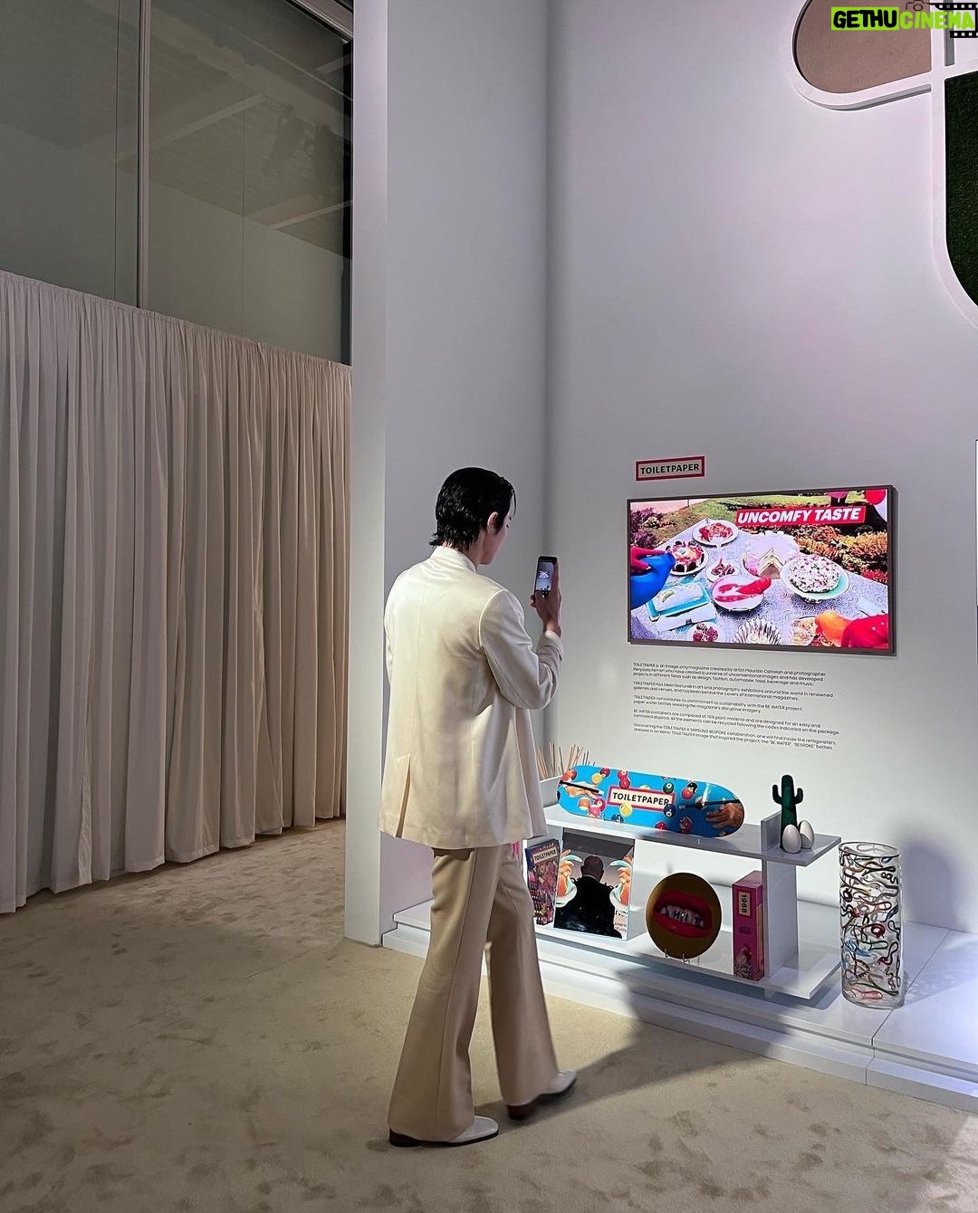 Lee Soo-hyuk Instagram - @samsung_bespoke #ad 여기는 밀라노 fuorisalone2023 삼성 비스포크와 함께 하고 있습니다. 기술이 디자인과 환경을 생각할 때에 달라지는 우리의 일상⚡️ @toiletpapermagazineofficial @nycjang @mun_seungji #삼성비스포크 #SamsungBespoke #Fuorisalone #SamsungxToiletpaper #Toiletpaper #비스포크라이프 #Bespokelife #Bespokehome