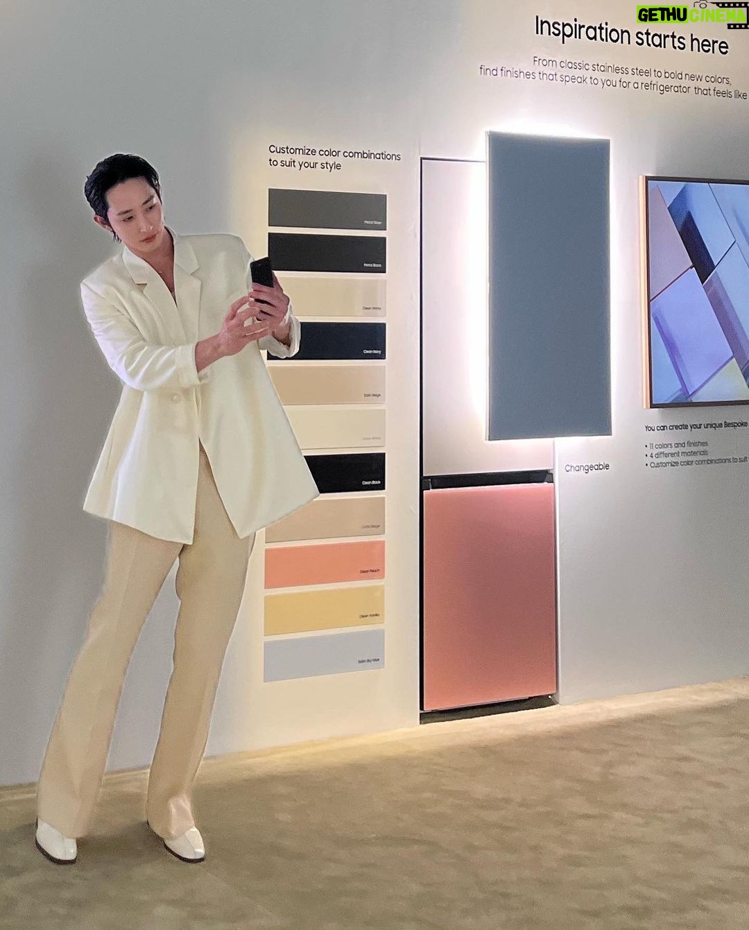 Lee Soo-hyuk Instagram - @samsung_bespoke #ad 여기는 밀라노 fuorisalone2023 삼성 비스포크와 함께 하고 있습니다. 기술이 디자인과 환경을 생각할 때에 달라지는 우리의 일상⚡️ @toiletpapermagazineofficial @nycjang @mun_seungji #삼성비스포크 #SamsungBespoke #Fuorisalone #SamsungxToiletpaper #Toiletpaper #비스포크라이프 #Bespokelife #Bespokehome