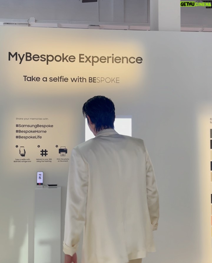 Lee Soo-hyuk Instagram - @samsung_bespoke #ad 여기는 밀라노 fuorisalone2023 삼성 비스포크와 함께 하고 있습니다. 기술이 디자인과 환경을 생각할 때에 달라지는 우리의 일상⚡️ @toiletpapermagazineofficial @nycjang @mun_seungji #삼성비스포크 #SamsungBespoke #Fuorisalone #SamsungxToiletpaper #Toiletpaper #비스포크라이프 #Bespokelife #Bespokehome