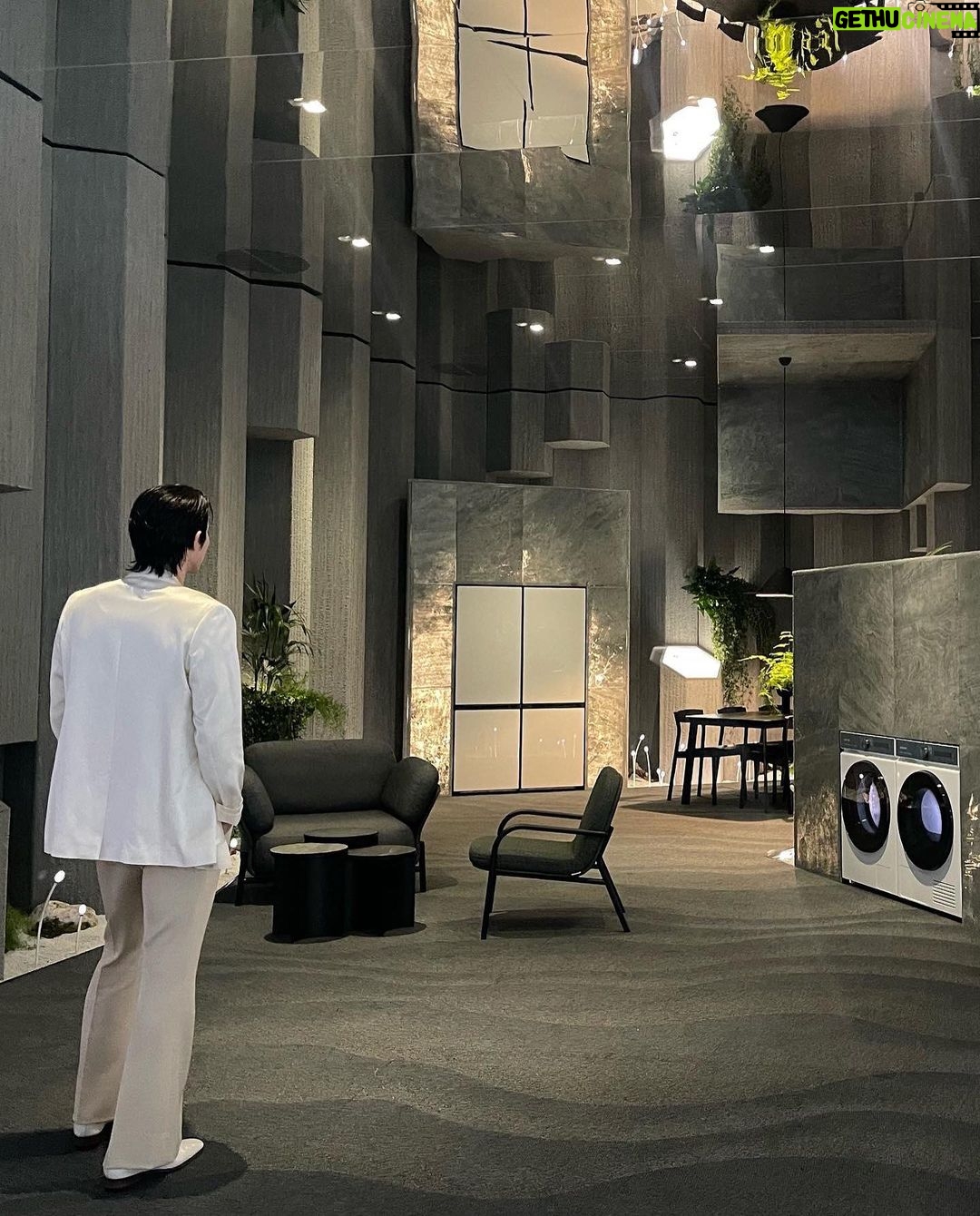 Lee Soo-hyuk Instagram - @samsung_bespoke #ad 여기는 밀라노 fuorisalone2023 삼성 비스포크와 함께 하고 있습니다. 기술이 디자인과 환경을 생각할 때에 달라지는 우리의 일상⚡️ @toiletpapermagazineofficial @nycjang @mun_seungji #삼성비스포크 #SamsungBespoke #Fuorisalone #SamsungxToiletpaper #Toiletpaper #비스포크라이프 #Bespokelife #Bespokehome