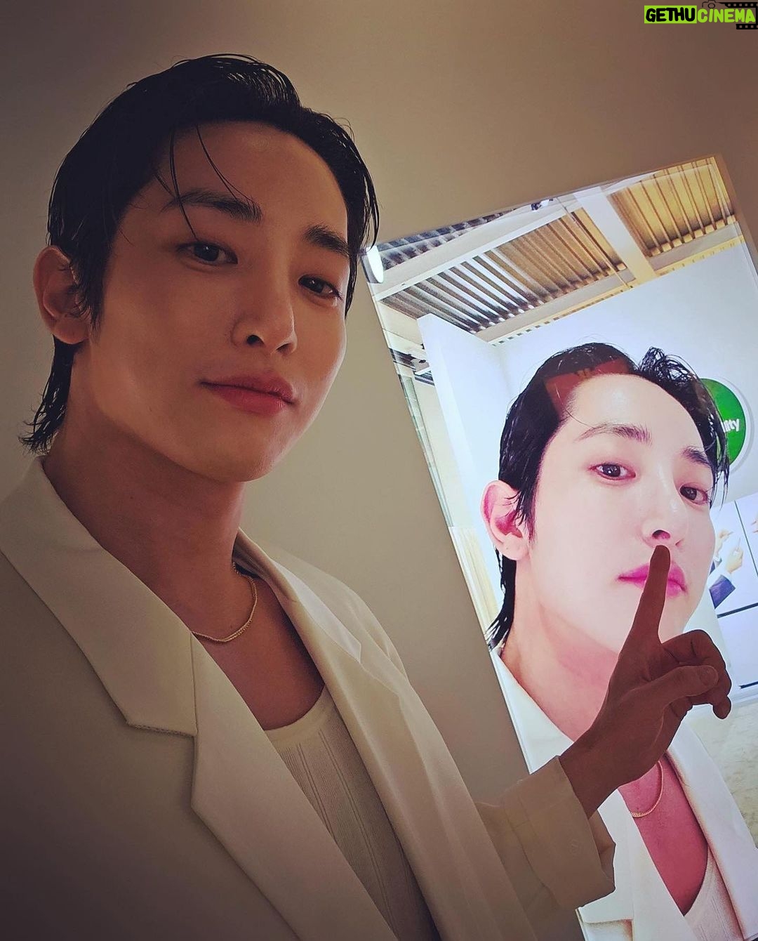Lee Soo-hyuk Instagram - @samsung_bespoke #ad 여기는 밀라노 fuorisalone2023 삼성 비스포크와 함께 하고 있습니다. 기술이 디자인과 환경을 생각할 때에 달라지는 우리의 일상⚡️ @toiletpapermagazineofficial @nycjang @mun_seungji #삼성비스포크 #SamsungBespoke #Fuorisalone #SamsungxToiletpaper #Toiletpaper #비스포크라이프 #Bespokelife #Bespokehome