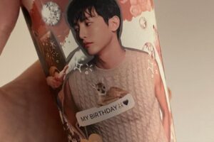 Lee Soo-hyuk Instagram - 드라마 ‘내일’을 사랑해 주신 모든 분들께 감사 인사드립니다. 

이번 생일은 중길이 덕분에 더 많은 축하를 받은 거 같아 마음이 따뜻한 하루를 보낼 수 있었습니다.

감사합니다.🙂

2022. 5. 31.