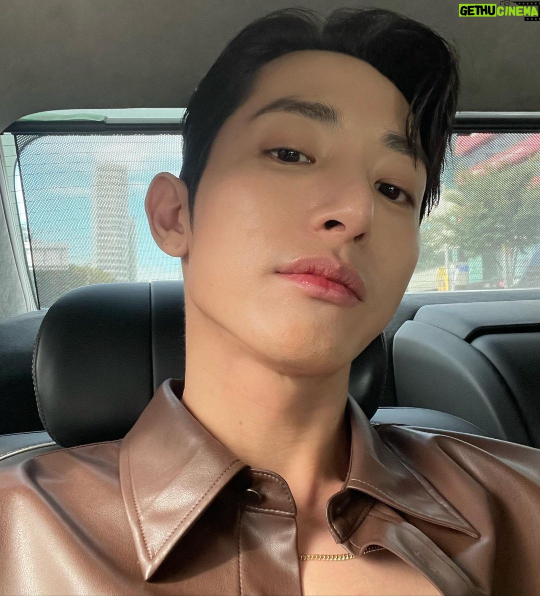 Lee Soo-hyuk Instagram - @comgen.official 🟤🟤🟤