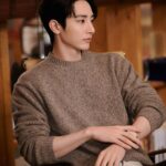 Lee Soo-hyuk Instagram - 어느 날 우리 집 현관으로 멸망이 들어왔다 - ‘차주익’ 저희 드라마를 사랑해 주신 모든 분들, 감독님, 작가님, 모든 스텝분들, 배우분들 정말 수고하셨습니다. 감사합니다! 주익이 👋🏻 그리고 별거 아닌 이수혁이 멋진 차주익이 될 수 있게 도와주신 감사한 분들 🙏🏻 @yg_stage @kimhyunmomo @ycm400 @ys870922 @kingmxker @name__ho @haeunheee @hye.rimi @stylist_teamchloe @minamon__ @blow__jungho @blow_nayoung @idmakeupwakeup 2021. 6. 29. 🙂